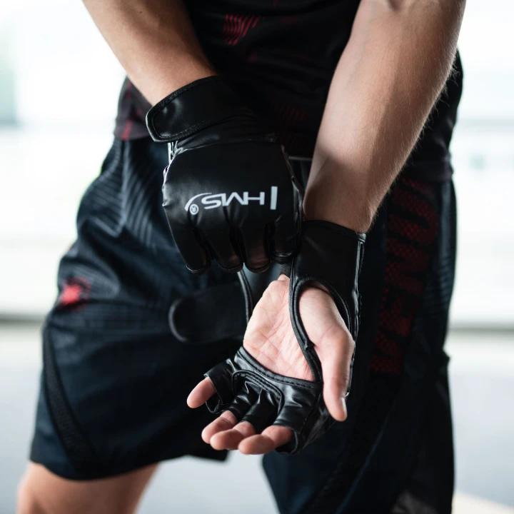 TB02 elektrooniline poksilaud kinnastega (HMS)