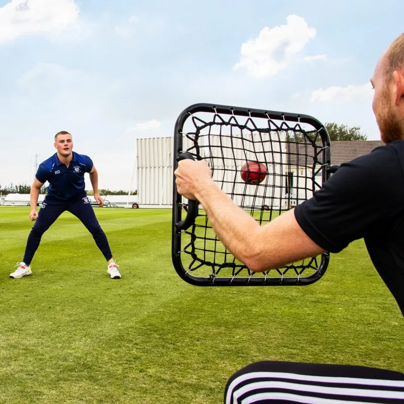 Pure2Improve käes hoitav palli tagasisöötja